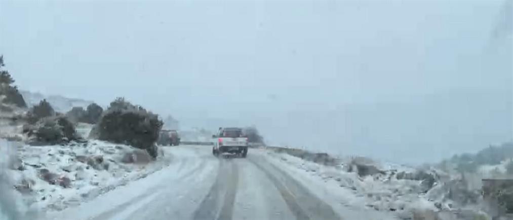 Κακοκαιρία: Χιόνια στην Πάρνηθα και διακοπή της κυκλοφορίας (βίντεο)