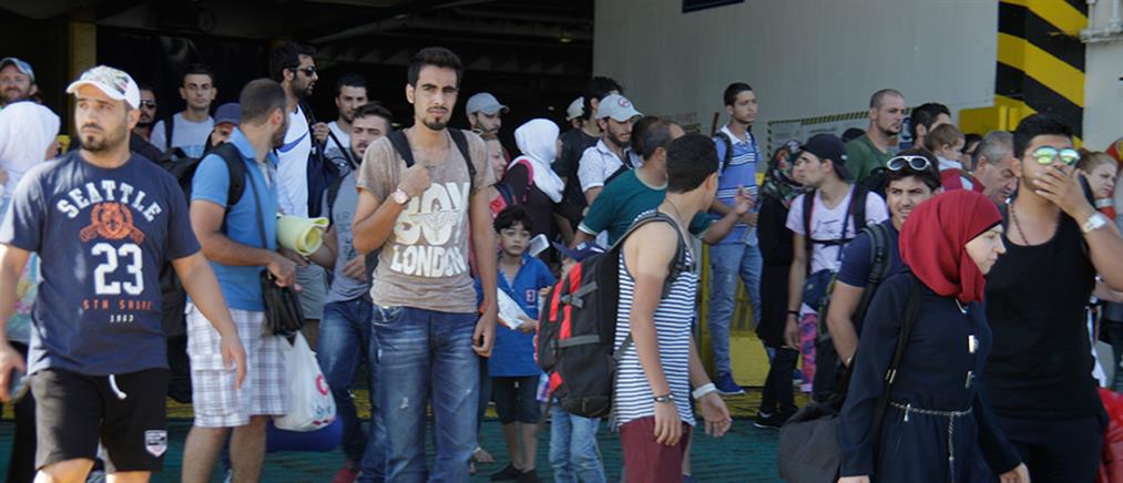 Χιλιάδες πρόσφυγες αποβιβάστηκαν στο λιμάνι του Πειραιά