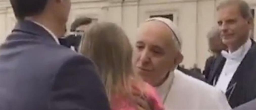 Βούτηξε το καπέλο του Πάπα Φραγκίσκου! (βίντεο)