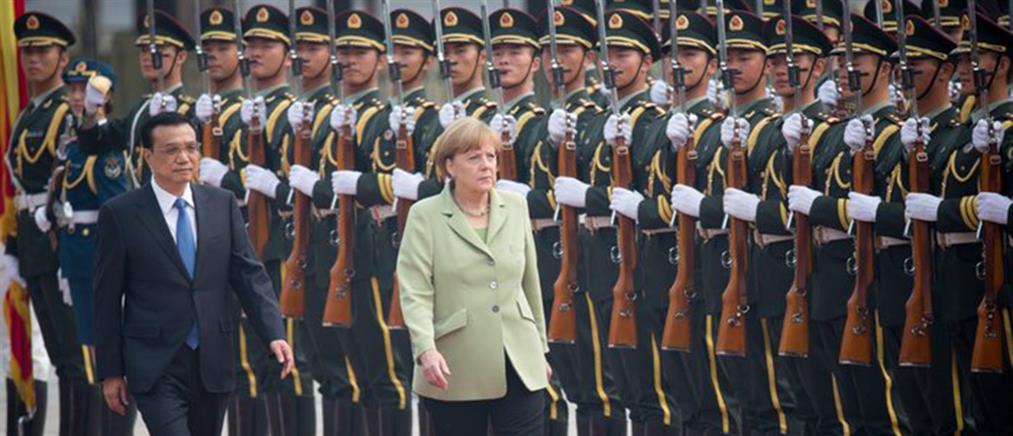 Με στρατιωτικές τιμές υποδέχτηκε η Κίνα την Μέρκελ