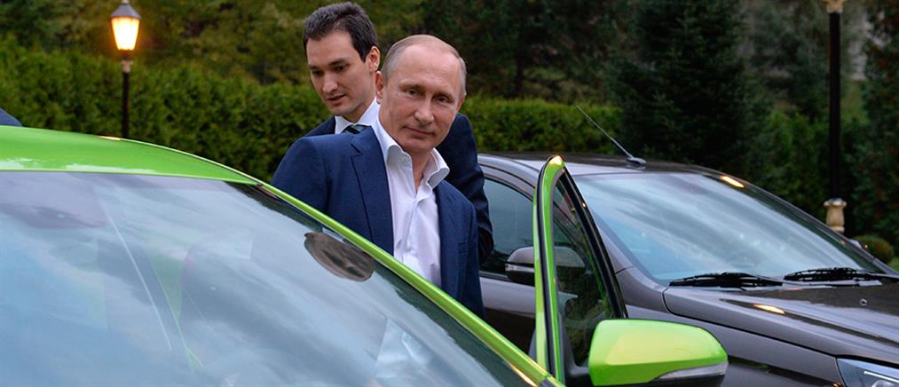 O Βλαντιμίρ Πούτιν στο τιμόνι του νέου Lada