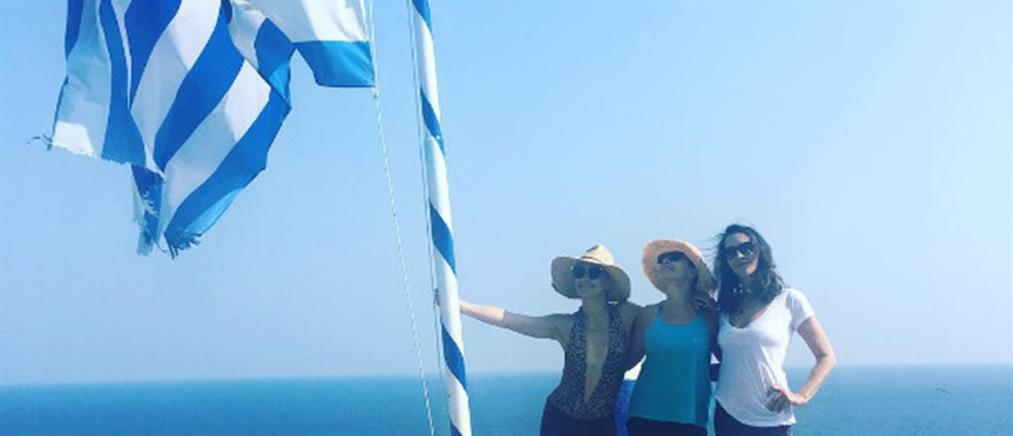 Η Κέιτ Χάντσον φωτογραφίζεται με την ελληνική σημαία στη Σκιάθο (φωτό)
