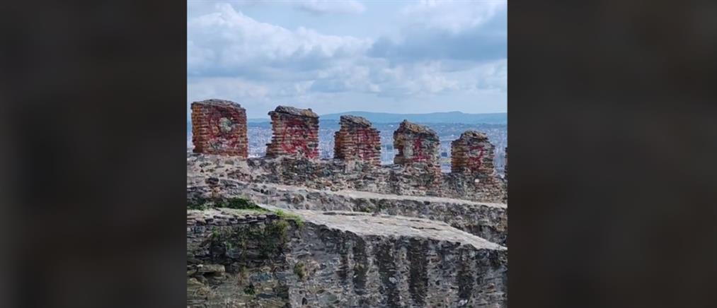 Θεσσαλονίκη - Πύργος Τριγωνίου: Τον έβαψαν με σπρέι (βίντεο)