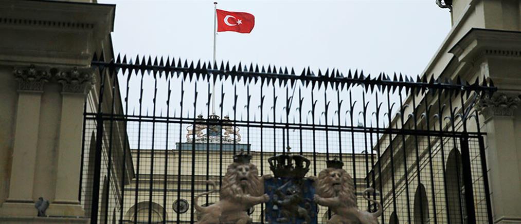 Τουρκία: ύψωσε την τουρκική σημαία στο προξενείο της Ολλανδίας (βίντεο)