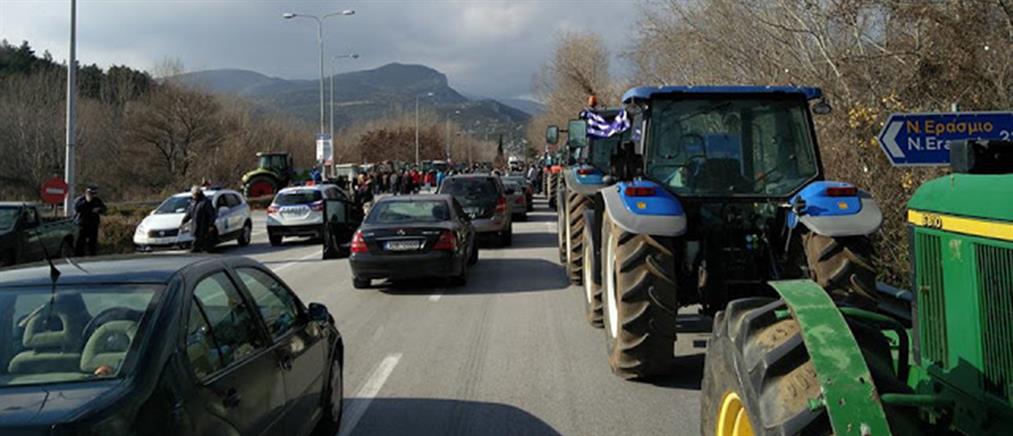 Μπλόκα αγροτών: Κλείνουν το τελωνείο Ορμενίου