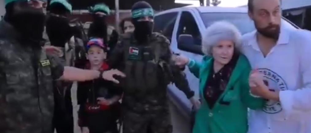 Γάζα: Η στιγμή που η Χαμάς παραδίδει τους ομήρους στον Ερυθρό Σταυρό (βίντεο)