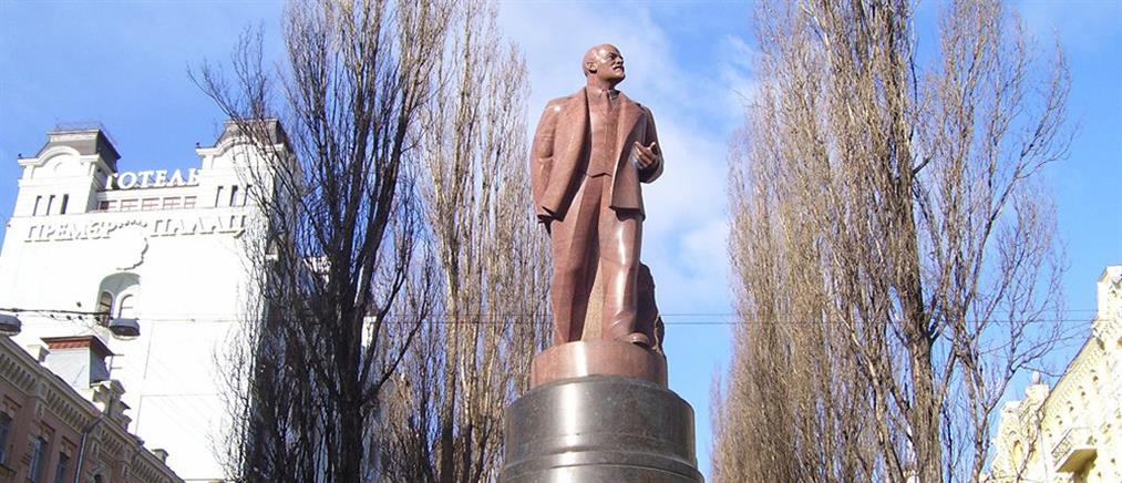 Ο Λένιν… «θύμα» των φιλο-ευρωπαίων Ουκρανών