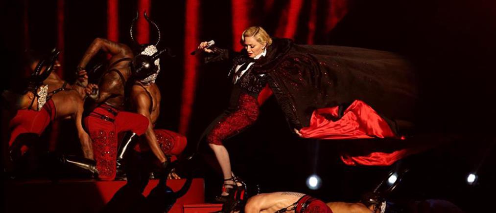 Η απίστευτη τούμπα της Μαντόνα στα Brit Awards! (βίντεο)