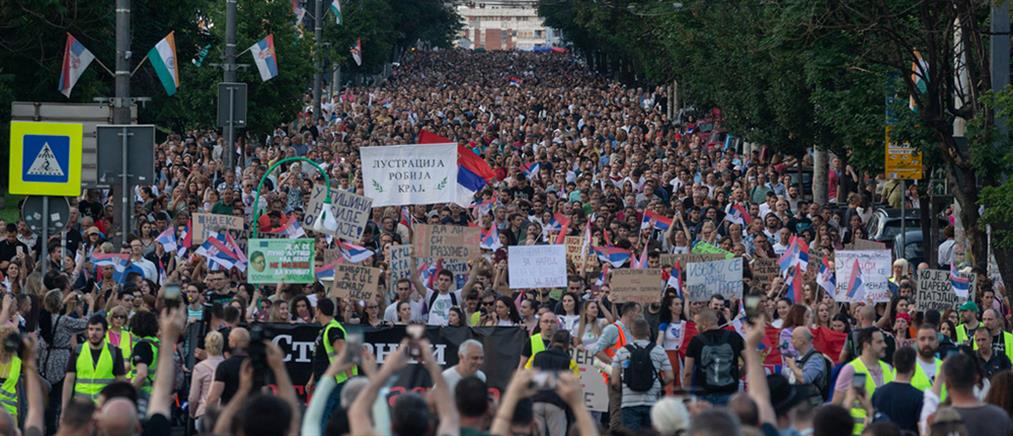 Σερβία: Δεκάδες χιλιάδες πολίτες διαδήλωσαν κατά της βίας (εικόνες)