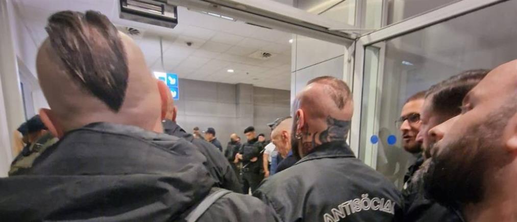Χρυσή Αυγή: Σύλληψη 21 Ιταλών ακροδεξιών στο αεροδρόμιο “Ελευθέριος Βενιζέλος” (εικόνες)