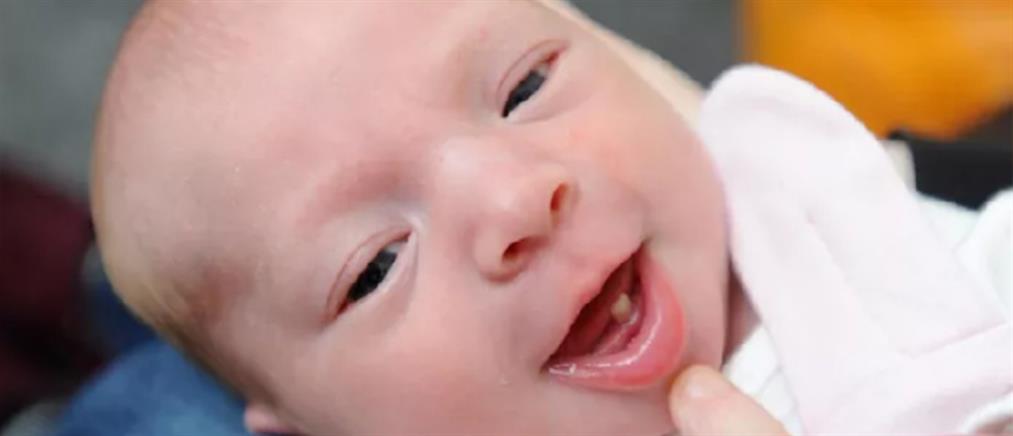 Το χαμόγελο του νεογέννητου που “πάγωσε” τη μητέρα του! (εικόνες)