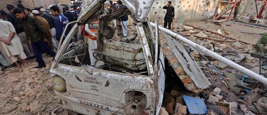 Αιματηρή έκρηξη βόμβας δίπλα σε τρένο στο Πακιστάν