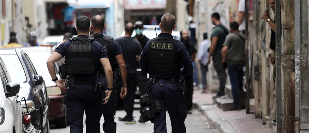 Αθήνα: Εκατοντάδες συλλήψεις σε αστυνομικές επιχειρήσεις
