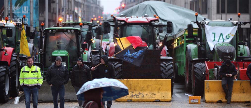 Αγρότες - Βρυξέλλες: επεισόδια και ενταση έξω από την έδρα της ΕΕ (εικόνες)