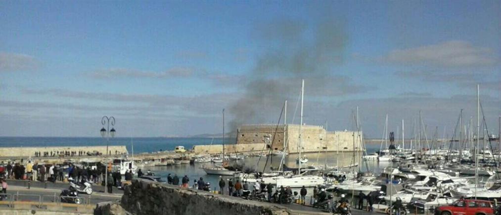Ηράκλειο: Φωτιά σε σκάφος στο Ενετικό Λιμάνι (βίντεο)
