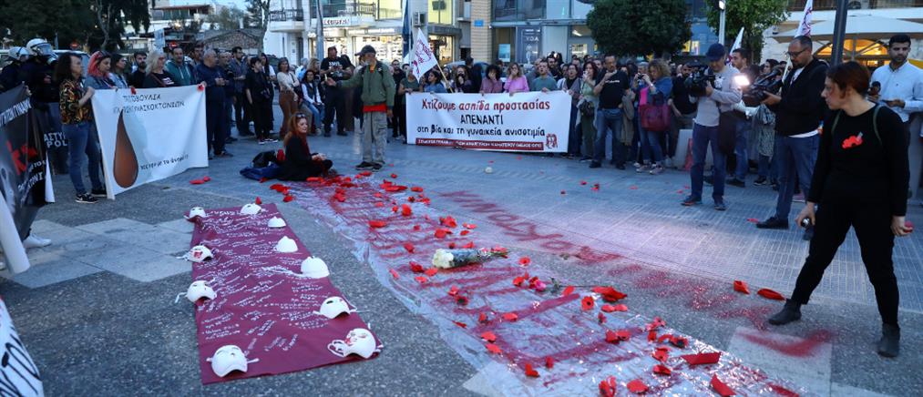 Γυναικοκτονία στους Αγίους Αναργύρους: Συγκέντρωση διαμαρτυρίας έξω από το αστυνομικό τμήμα (εικόνες)