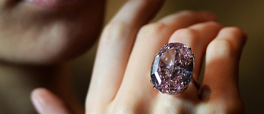 Ροζ διαμάντι πωλήθηκε σε δημοπρασία έναντι 61,7 εκατ. ευρώ