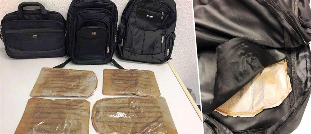 Μετέφερε 3,5 κιλά κοκαΐνης κρυμμένα σε φόδρες σακιδίων (φωτο)