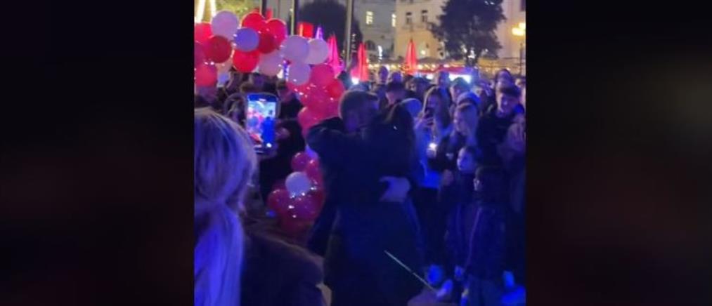 Θεσσαλονίκη: Πρόταση γάμου στην μέση της Πλατείας Αριστοτέλους (βίντεο)