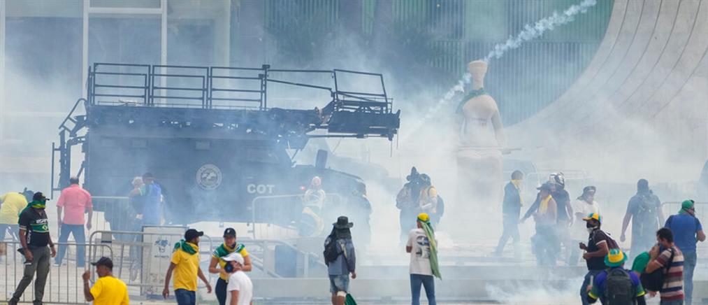 Βραζιλία - Μπολσονάρου: Καταδίκασε την εισβολή στα κυβερνητικά κτήρια (εικόνες)