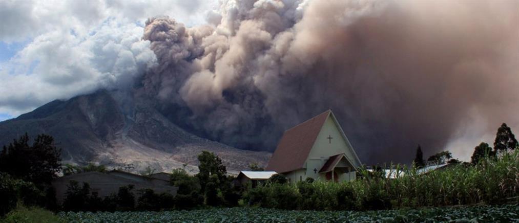“Βρυχάται” το ηφαίστειο Σιναμπούνγκ στην Ινδονησία