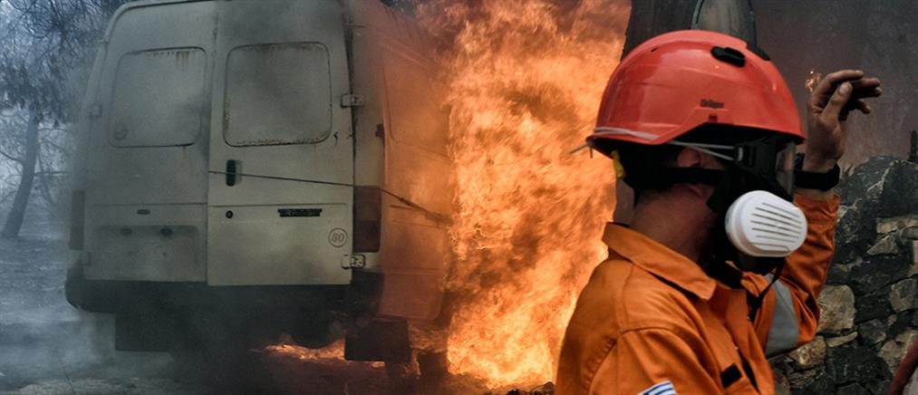 Φωτιά στην Σαρωνίδα: Τραυματίστηκαν εθελοντές πυροσβέστες