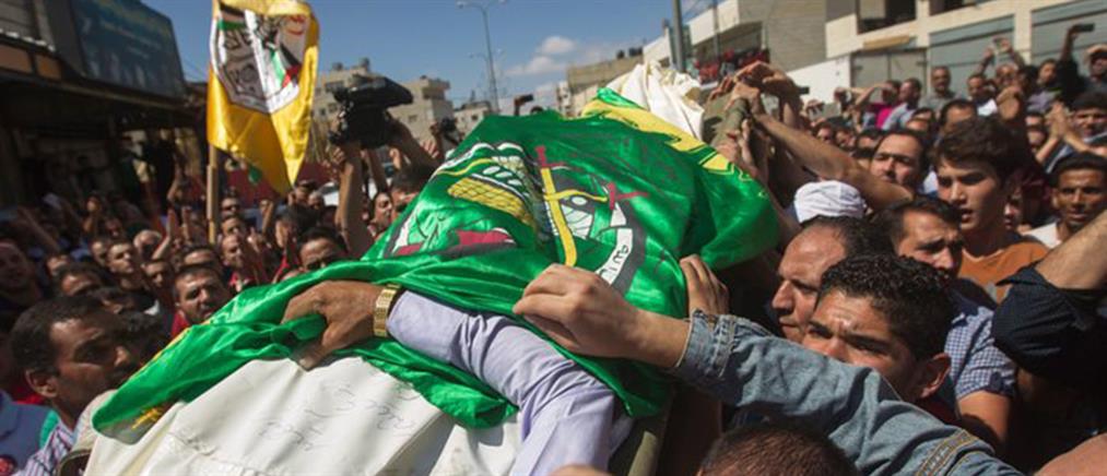 Σε διαδήλωση μετατράπηκε η κηδεία δύο μελών της Χαμάς