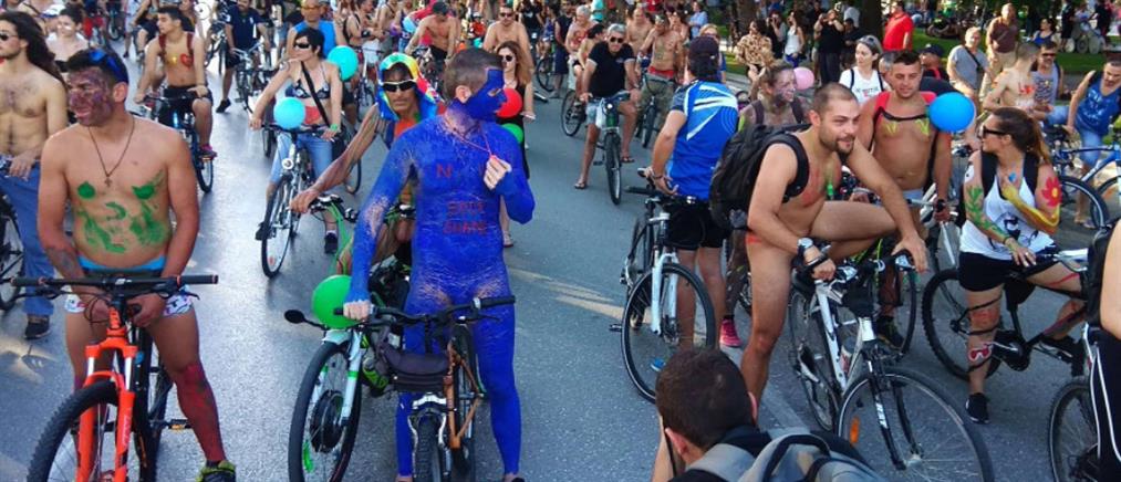 Ποδηλάτες στη Θεσσαλονίκη γδύνονται διεκδικώντας φιλικές πόλεις