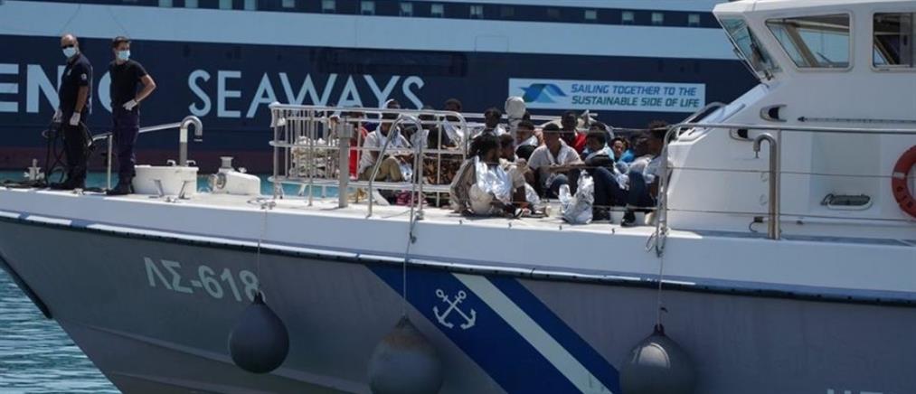 Κάρπαθος: δεκάδες παράτυποι μετανάστες βρέθηκαν σε θαλαμηγό