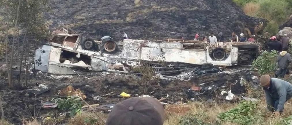 Πολύνεκρη τραγωδία: λεωφορείο έπεσε σε γκρεμό και τυλίχθηκε στις φλόγες