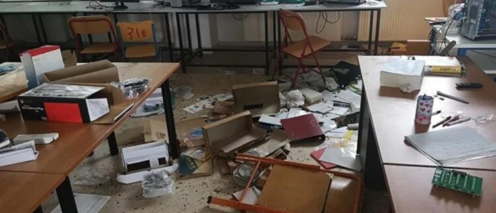 Βάνδαλοι έσκισαν την ελληνική σημαία και έκαψαν βιβλία σε σχολείο
