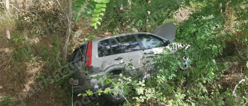Αυτοκίνητο έπεσε σε γκρεμό – Απεγκλωβίστηκε ζωντανή η οδηγός (εικόνες)