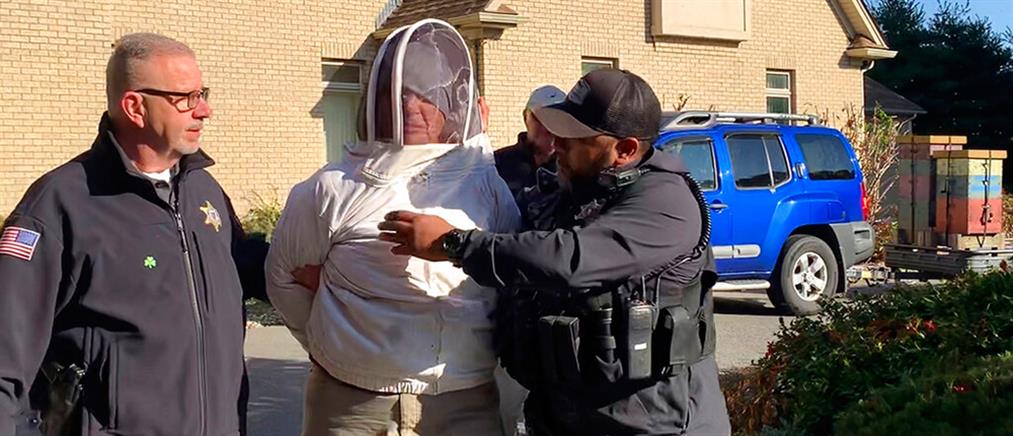 Αστυνομικοί πήγαν να της κάνουν έξωση και τους επιτέθηκε με... μέλισσες (εικόνες)
