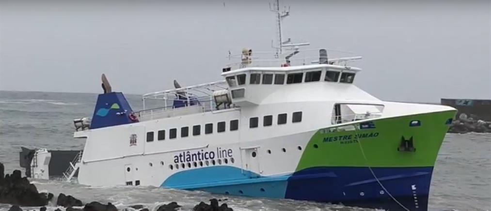 Πλοίο με δεκάδες επιβάτες έπεσε στα βράχια! (βίντεο)