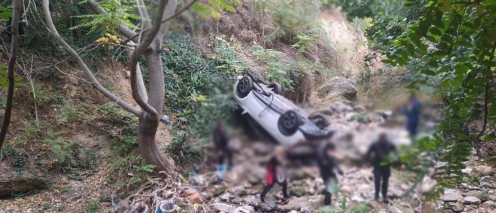 Ηλιούπολη: Αυτοκίνητο έπεσε σε ρέμα - Επιχείρηση απεγκλωβισμού της οδηγού (αποκλειστικές εικόνες)