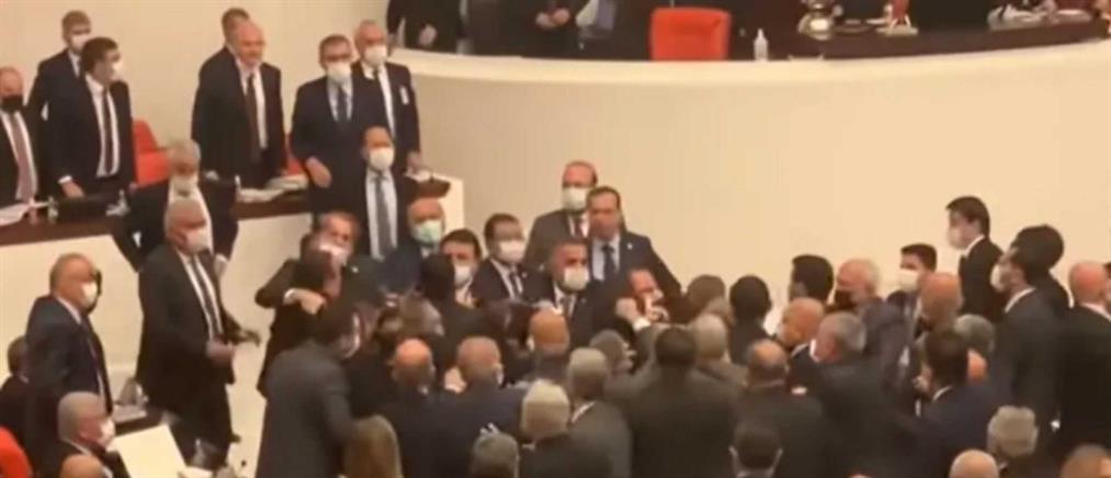 Τουρκία: Ξύλο μεταξύ βουλευτών μέσα στο Κοινοβούλιο (βίντεο)