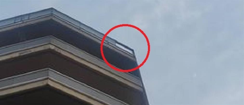 Θεσσαλονίκη: Έπεσε τζαμαρία από τον 7ο όροφο (εικόνες)