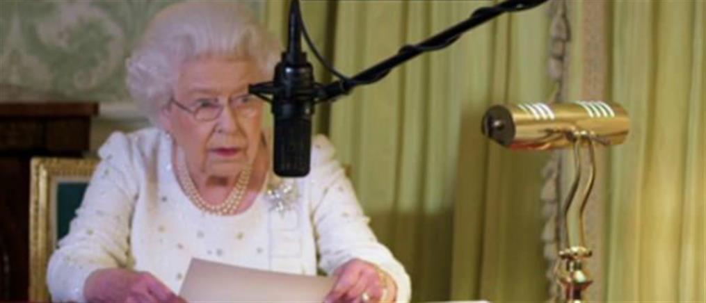 Η αντίδραση της βασίλισσας Ελισάβετ όταν της είπαν να εκφωνήσει από την αρχή το ηχογραφημένο της μήνυμα (βίντεο)