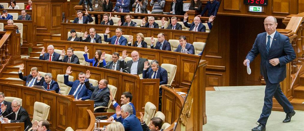 Μολδαβία: Το κοινοβούλιο απέπεμψε την κυβέρνηση και τον πρωθυπουργό