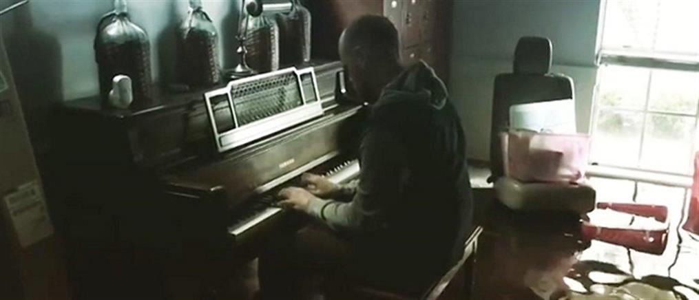 Συγκλονίζει ο πάστορας που παίζει πιάνο στο πλημμυρισμένο σπίτι του (βίντεο)