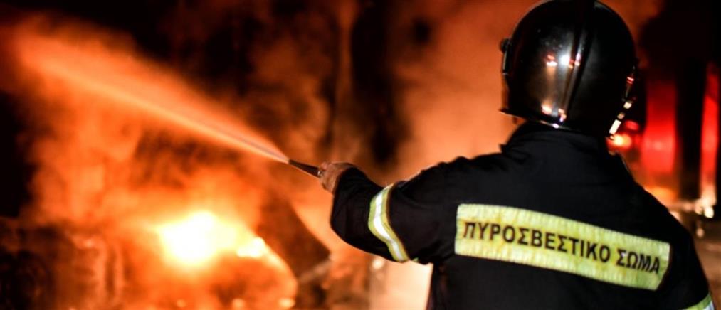 Βοτανικός: Φωτιά σε χώρο αποθήκευσης (βίντεο)
