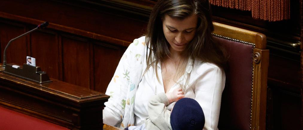Ιταλία: Βουλευτής θήλασε το μωρό της στο κοινοβούλιο (εικόνες)