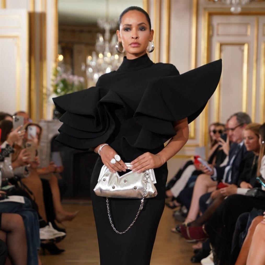 Paris Fashion Week: Η Όλγα Καραβερβέρη καθήλωσε το κοινό με τις δημιουργίες της