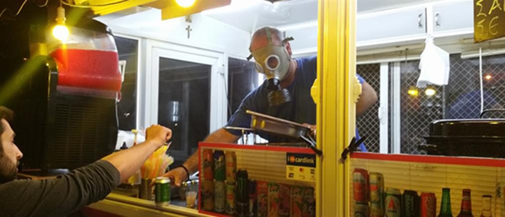 Viral ο καντινιέρης που δουλεύει φορώντας μάσκα για τα δακρυγόνα! (εικόνες)