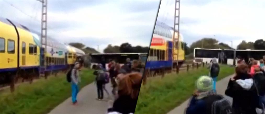 Σοκαριστικό βίντεο: Τρένο συγκρούεται με σχολικό λεωφορείο!