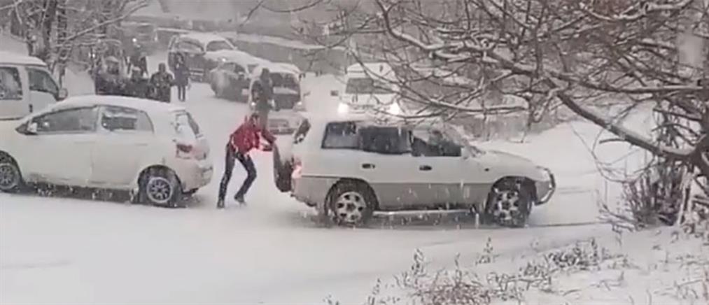 Στον πάγο το Βλαδιβοστόκ: αυτοκίνητα κάνουν “πατινάζ” στο δρόμο (βίντεο)