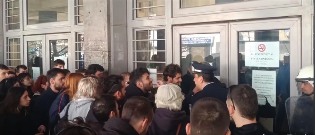 Θεσσαλονίκη - ΑΠΘ: Ένταση στα δικαστήρια κατά την μεταγωγή των 49 συλληφθέντων (βίντεο)
