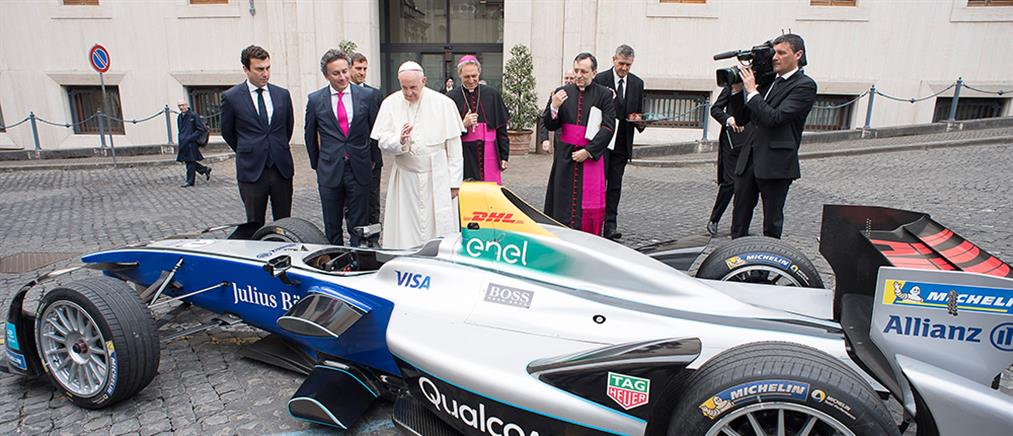 Ο Πάπας Φραγκίσκος ευλογεί… ηλεκτροκίνητη φόρμουλα (φωτο)