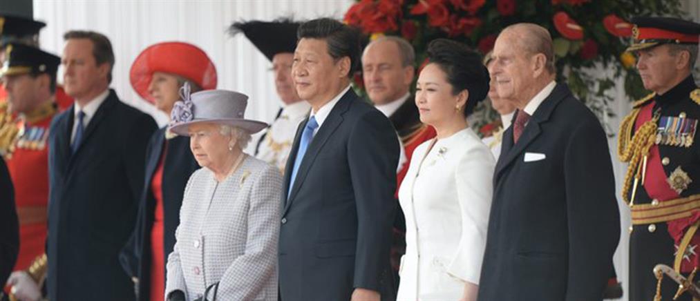 Με παρελάσεις και διαδηλώσεις έγινε δεκτός στη Βρετανία ο πρόεδρος της Κίνας
