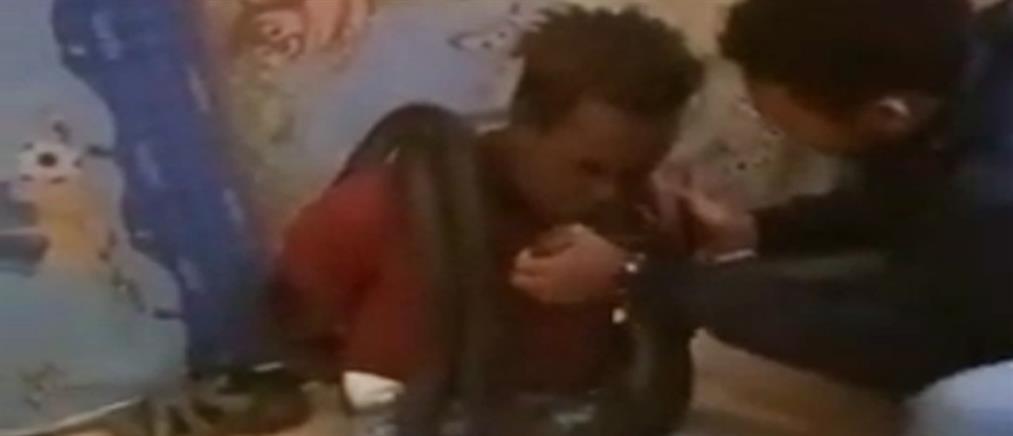 Βίντεο σοκ! Αστυνομικοί ανακρίνουν ύποπτο τυλίγοντας ένα φίδι στο κεφάλι του (εικόνες)